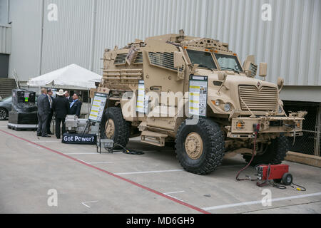 Hunderte von Anbietern, die ihre Produkte präsentieren während der Verband der US-Armee globale Kraft Symposium 2018 in Huntsville, Alabama, Jan. 26, 2018. (U.S. Armee Foto von Sgt. 1. Klasse Teddy Furt) Stockfoto