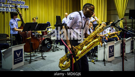 180321-F-PW 498-003 BANGKOK, THAILAND (Mar. 23, 2018) Senior Airman Derrick Newbold, einem regionalen Saxophonist der US Air Force Band des Pazifik zugewiesen, führt zu einem gemeinsamen Konzert in der Royal Thai Navy Fachbereich Musik, Thailand. Die Band ist in Thailand, als Teil des 200. Der US-Botschaft Jubiläumsfeier der Freundschaft zwischen den USA und dem Königreich Thailand. (U.S. Air Force Foto von Technischen Sergeant Mariko Frazee/Freigegeben) Stockfoto