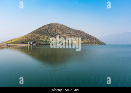 Schönen grünen Berge rund um den Wasserbehälter mit blaue Wolke. Stockfoto