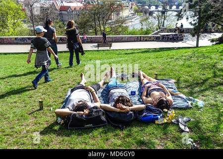 Menschen im Letna Park, Prag, Tschechische Republik Gartenszene Frühlingsfrauen Stockfoto