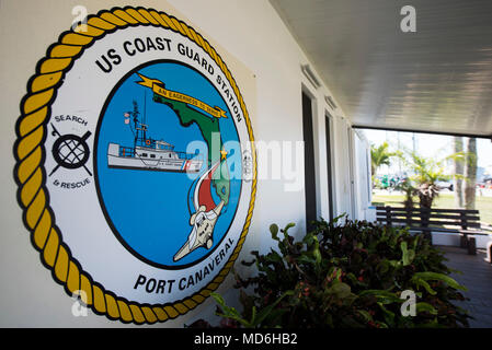 Coast Guard Station Port Canaveral Seal's liegt am Haupteingang, 15. März 2018, in Port Canaveral, Florida. Bahnhof von Port Canaveral Missionen gehören port security, Suche und Rettung, die Strafverfolgung und die Sicherheit des Space Transportation System. (U.S. Coast Guard Foto von Petty Officer 3. Klasse Ryan Dickinson) Stockfoto