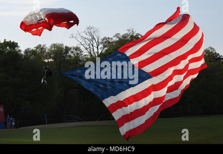 Pensionierte US-Armee Sgt. 1. Klasse Dana Bowman, ein doppeltes amputee, Fallschirme, beim Tragen der US-Flagge während der Rapiscan Systems Classic Champions Tour an gefallener Eiche Golf Club März 25, 2018, in Saucier, Mississippi. Keesler Personal durchgeführt die Nationalhymne und präsentierte die Farben, die bei der Abschlussfeier der dreitägigen Veranstaltung. Dieses ist das fünfte Jahr, dass die Veranstaltung an der Küste gehalten worden ist. (U.S. Air Force Foto von Kemberly Groue) Stockfoto