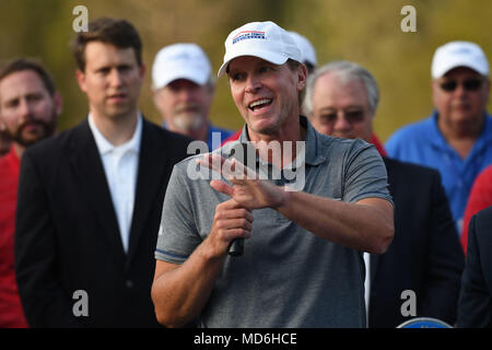 Steve Stricker, Professional Golfers' Association Golfspieler, liefert Erläuterungen Nach dem Gewinn der Rapiscan Systems Classic Champions Tour an gefallener Eiche Golf Club März 25, 2018, in Saucier, Mississippi. Keesler Personal durchgeführt die Nationalhymne und präsentierte die Farben, die bei der Abschlussfeier der dreitägigen Veranstaltung. Dieses ist das fünfte Jahr, dass die Veranstaltung an der Küste gehalten worden ist. (U.S. Air Force Foto von Kemberly Groue) Stockfoto