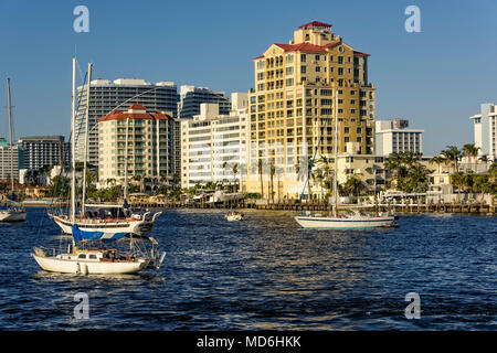 Hochhäuser und Boote auf den Intercoastal Waterway in Fort Lauderdale, Florida Stockfoto