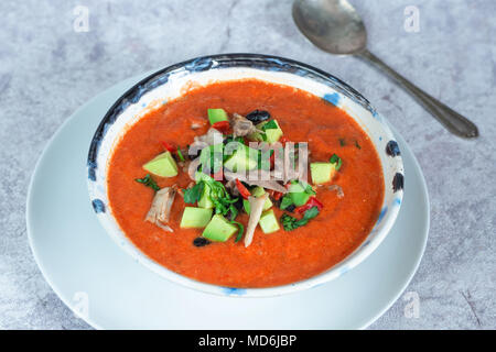 Würzige mexikanische Brathähnchen und Tomatensuppe mit schwarzen Bohnen, garniert mit frischen Avocado Stockfoto