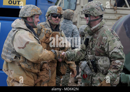 Us-Armee Reservisten, Links, an die 417 Quartermaster Firma, vergeben von Scottsburg, Indiana, treffen Armee-reserve Generalmajor Chris Adel, Stellvertretender Kommandierender General (Support), Erste Armee, vor ihre Bahnen training Validation, während des Kampfes Support Training Übung 78-18-03, am Fort Knox, Kentucky, März 20, 2018. CSTX 78-18-03 sorgt dafür, dass America's Army Reserve Einheiten und Soldaten ausgebildet sind und bereit, auf kurze bereitstellen - Bekanntmachung und fähig, Bekämpfung bereit, und tödlichen Feuerkraft zur Unterstützung der Armee und unsere gemeinsamen Partner überall in der Welt. (U.S. Armee Finden phot Stockfoto