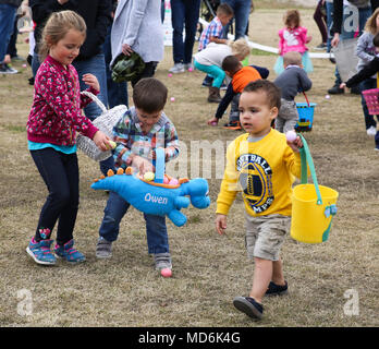 Die Marine Corps Air Station Cherry Point ist eine Luftstation des United States Marine Corps in Havelock, North Carolina. Das Archivbild dokumentiert die Mitglieder des Dienstes und ihre Familien, die am 24. März 2018 an der Osterveranstaltung Eggstravaganza teilnahmen, die Eierjagd, aufblasbare Attraktionen, Lebensmittelverkäufer und Gemeindeaktivitäten mit etwa 2.000 bis 3.000 Teilnehmern umfasste. Stockfoto