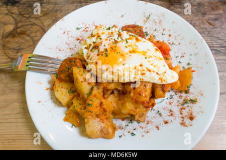 Mittagessen Chorizo Hash mit einem weichen Spiegelei Stockfoto
