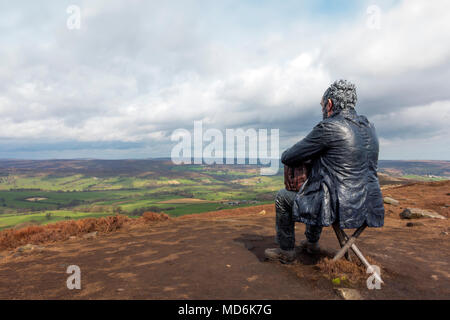 Die sitzende Mann Skulptur des Künstlers Sean Henry auf Castleton Rigg ein Höhepunkt in der North Yorkshire Moors National Park mit Blick auf die westerdale Stockfoto