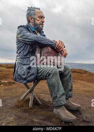 Die sitzende Mann Skulptur des Künstlers Sean Henry auf Castleton Rigg ein Höhepunkt in der North Yorkshire Moors National Park mit Blick auf die westerdale Stockfoto