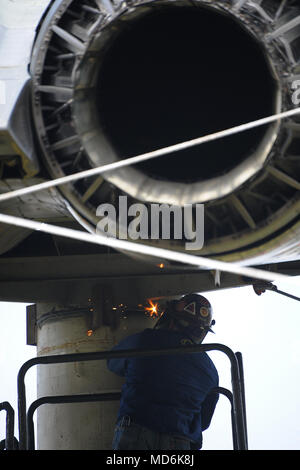 Die F-15 vor Gebäude angezeigt. 215 wurde aus seinem Sockel entfernt und durch die 402Nd Aircraft Maintenance Group in die Luft Logistik Komplex für Malerarbeiten, März 24, 2018 transportiert. Georgia Landstraße 247 wurde blockiert die Bewegung des Jet zu einer Lackieranlage zu ermöglichen. Einmal neu gestrichen, das Flugzeug ist geplant, neben dem robins's Flieger Memorial im Museum für Luftfahrt. (U.S. Air Force Foto von misuzu Allen) Stockfoto