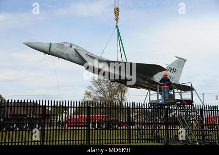 Die F-15 vor Gebäude angezeigt. 215 wurde aus seinem Sockel entfernt und durch die 402Nd Aircraft Maintenance Group in die Luft Logistik Komplex für Malerarbeiten, März 24, 2018 transportiert. Georgia Landstraße 247 wurde blockiert die Bewegung des Jet zu einer Lackieranlage zu ermöglichen. Einmal neu gestrichen, das Flugzeug ist geplant, neben dem robins's Flieger Memorial im Museum für Luftfahrt. (U.S. Air Force Foto von misuzu Allen) Stockfoto