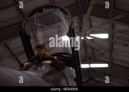 Der F-15E Strike Eagle ist ein zweimotoriger Multifunktionsflugzeug, der von McDonnell Douglas für die United States Air Force entwickelt wurde. Am 12. März 2018 sitzt ein Jugendgast im Cockpit einer F-15E, die der 334th Fighter Squadron auf der Seymour Johnson Air Force Base, North Carolina, während eines Pilot for a Day Events zugeteilt wurde. Das Archivbild dokumentiert den Zugriff auf ein betriebsbereites Cockpit. Stockfoto