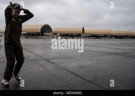 F-15E Strike Eagle ist ein zweimotoriger Mehrzweckflugzeug, der von McDonnell Douglas entwickelt und von der United States Air Force betrieben wird. Am 12. März 2018 überquert ein Jugendgast, der am 334th Fighter Squadron Pilot for a Day-Programm teilnimmt, während einer geplanten Tour die Seymour Johnson Air Force Base, North Carolina. Das Archivbild dokumentiert die Basisaktivität zur Kontaktaufnahme. Stockfoto