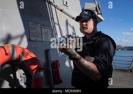 180325-N-KP 946-033 HAIFA, Israel (25. März 2018) Betrieb Spezialist 1. Klasse Jeffrey Koch, aus Bakersfield, Kalifornien, nimmt an einem Anti-terror-Force Protection bohren an Bord der Arleigh-Burke-Klasse geführte Anti-raketen-Zerstörer USS Donald Cook (DDG75) März 25, 2018. Donald Cook, Vorwärts - Rota, Spanien bereitgestellt werden, wird auf der siebten Patrouille in den USA 6 Flotte Bereich der Maßnahmen zur Unterstützung der regionalen Verbündeten und Partner, und die nationale Sicherheit der USA Interessen in Europa und Afrika. (U.S. Marine Foto von Mass Communication Specialist 2. Klasse Alyssa Wochen/Freigegeben) Stockfoto