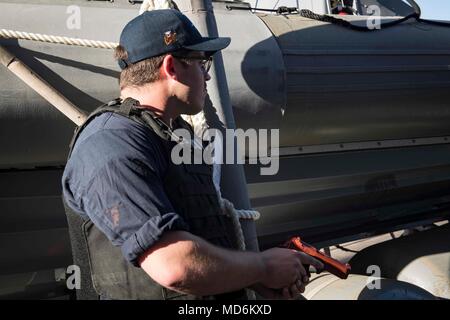 180325-N-KP 946-038 HAIFA, Israel (25. März 2018) Feuer Controlman 2. Klasse John Winken, von Pasadena, Kalifornien, beteiligt sich an eine Anti-terror-Force Protection bohren an Bord der Arleigh-Burke-Klasse geführte Anti-raketen-Zerstörer USS Donald Cook (DDG75) März 25, 2018. Donald Cook, Vorwärts - Rota, Spanien bereitgestellt werden, wird auf der siebten Patrouille in den USA 6 Flotte Bereich der Maßnahmen zur Unterstützung der regionalen Verbündeten und Partner, und die nationale Sicherheit der USA Interessen in Europa und Afrika. (U.S. Marine Foto von Mass Communication Specialist 2. Klasse Alyssa Wochen/Freigegeben) Stockfoto