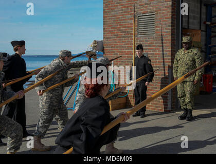 180324-N-SM 577-0136 BOSTON (24. März 2018) das Schiff Veteran Klasse 2 Jeremy Lusk, USS Constitution zugeordnet, beobachtet als jrotc Kadetten Spieß bohrt mit Marine Maritime Academy durchführen. Verfassung Segler besuchten Maine Maritime Academy JROTC Kadetten Teamarbeit und Geschichte durch die Pistole und Hecht Bohrer zu unterrichten. (U.S. Marine Foto von Mass Communication Specialist 3. Klasse Casey Scoular/Freigegeben) Stockfoto