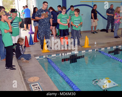 GEORGETOWN, Texas - (24. März 2018) Elektriker Mate's (nuklearen) 2. Klasse Peter Darling von Austin, eine nukleare scout Marine-Einziehende Bezirk (NRD) San Antonio, Richter eine der Robotik Teams während der Georgetown SeaPerch Unterwasser Robotik Herausforderung der regionalen Konkurrenz an der Georgetown Recreation Center gehalten zugeordnet. Marine-einziehende Befehl (NRC) Region Südwest Stadt Outreach Programm in Zusammenarbeit mit der Georgetown Independent School District und NRD San Antonio bewirtete die regionale nähere Bestimmung. Die Konkurrenz bestand aus drei Entwicklungen: Geschwindigkeit Hindernisparcours, Herausforderung cour Stockfoto