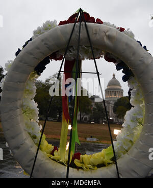 Little Rock, Arche: - die Arkansas Abteilung der Veterans Affairs leitete eine Kranzniederlegung Donnerstag, März 28, 2018, bei den Vietnam Veteranen' Memorial auf dem Gelände des Arkansas State Capitol. Die Zeremonie geehrt SGT Willie Pippins Sr. (Little Rock, AR) und SPC Glennon Marcussen (Monticello, AR). Beide Pippins" und marcussen Die Namen sind auch auf das Vietnam Memorial in Washington DC. (U.S. Army National Guard Foto von Civ. Zac Lehr) Stockfoto