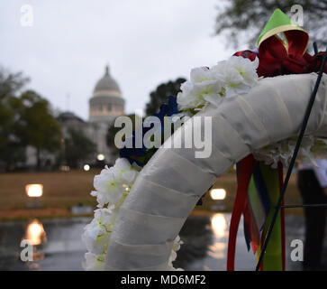 Little Rock, Arche: - die Arkansas Abteilung der Veterans Affairs leitete eine Kranzniederlegung Donnerstag, März 28, 2018, bei den Vietnam Veteranen' Memorial auf dem Gelände des Arkansas State Capitol. Die Zeremonie geehrt SGT Willie Pippins Sr. (Little Rock, AR) und SPC Glennon Marcussen (Monticello, AR). Beide Pippins" und marcussen Die Namen sind auch auf das Vietnam Memorial in Washington DC. (U.S. Army National Guard Foto von Civ. Zac Lehr) Stockfoto