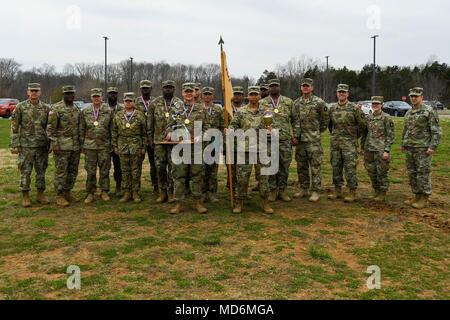 Oberst Craig Anderem 101 Combat Aviation Brigade Commander, Auszeichnungen, um eine Trophäe zu Soldaten aus dem 6. Allgemeine Unterstützung Aviation Battalion, 101 CAB 23. März 2018 in Fort Campbell, Ky. Die Soldaten konkurrierten im 2. jährlichen 101 Combat Aviation Brigade, Bewaffnung und Tanken Punkt (KASSENAERZTE). (U.S. Armee Foto von Sgt. Marcus Floyd, 101 Combat Aviation Brigade) Stockfoto