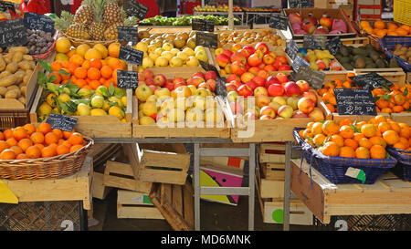 Orangen und Äpfel in Kisten in Farmers Market Stockfoto