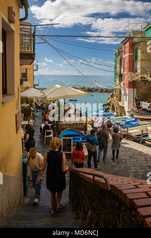 Via di San Giacomo und den kleinen Hafen, Riomaggiore, Cinque Terre, Ligurien Stockfoto