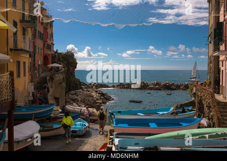 Via di San Giacomo und den kleinen Hafen, Riomaggiore, Cinque Terre, Ligurien Stockfoto