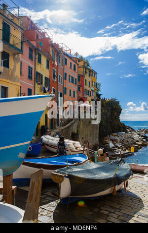 Via di San Giacomo und den kleinen Hafen, Riomaggiore, Cinque Terre, Ligurien Stockfoto