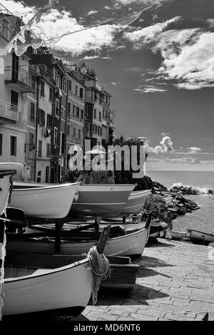 Via di San Giacomo und den kleinen Hafen, Riomaggiore, Cinque Terre, Ligurien. Schwarz und Weiss. Stockfoto