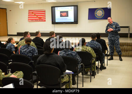 180330-N-BN 978-003 GREAT LAKES, Kranke (30. März 2018) Cmdr. Terrance Patterson, kommandierender Offizier an der Oberfläche Kriegsführung Offiziersschule (SWOSU) Great Lakes, begrüßt Limited Duty Officers (LDO)/Chief Warrant Officers (CWO) Community Manager von Büro der Marine am 30. März. Über 100 Segler aus allen Bereich Befehle nahmen an der LDO/CWO Programm an SWOSU Großen Seen in Gelegenheiten interessiert innerhalb der LDO/CWO Gemeinschaft. (U.S. Marine Foto von Brian Walsh/Freigegeben) Stockfoto