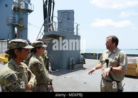 Hafen von Dschibuti Dschibuti - Soldaten, die 3-144 Infanterie Regiment Tour die USNS John Lenthall (T-AO-189) während Cargo regalauffüllung mit dem Lager Lemonnier Supply Abteilung, März 26, 2018. Lenthall ist ein Henry J. Kaiser-Klasse Flotte Auffüllung Öler der United States Navy. Ihr Motto ist die Haft der Speer." NAVSUP FLC Sigonella bereit logistische Aufgaben zu erfüllen, steht und dient als wichtige Verbindung Erfolg der Mission in Europa und Afrika zu ermöglichen. NAVSUP FLC Sigonella ist einer von acht Flotte Logistikzentren unter NAVSUP, die globale Logistik, busine Stockfoto