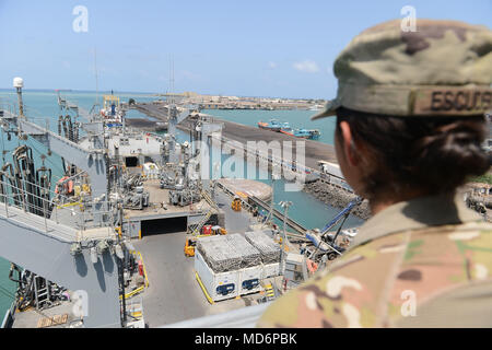 Hafen von Dschibuti Dschibuti - Soldaten, die 3-144 Infanterie Regiment Tour die USNS John Lenthall (T-AO-189) während Cargo regalauffüllung mit dem Lager Lemonnier Supply Abteilung, März 26, 2018. Lenthall ist ein Henry J. Kaiser-Klasse Flotte Auffüllung Öler der United States Navy. Ihr Motto ist die Haft der Speer." NAVSUP FLC Sigonella bereit logistische Aufgaben zu erfüllen, steht und dient als wichtige Verbindung Erfolg der Mission in Europa und Afrika zu ermöglichen. NAVSUP FLC Sigonella ist einer von acht Flotte Logistikzentren unter NAVSUP, die globale Logistik, busine Stockfoto