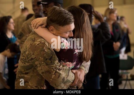 Senior Airman Austin Klewicki, 822Nd Base Defense Squadron fire Team Mitglied, umarmt seine Freundin während einer Umschichtung Zeremonie zum 30. Mai 2018, bei Moody Air Force Base, Ga die 822Nd BDS kehrte nach mehreren Monaten bereitgestellt und erwerben zahlreiche Befehl, Flügel und individuelle Auszeichnungen. (U.S. Air Force Foto: Staff Sgt. Eric Sommer jr.) Stockfoto