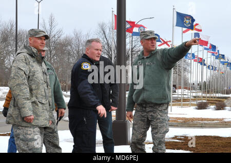 Kol. Benjamin L. Spencer, 319 Air Base Wing Commander (rechts), weist auf einen Bereich in der Nähe der Main Gate einen Ort durch geplante Bau März 28, 2018, Grand Forks Air Force Base, N.D. verbessert werden, um zu überprüfen, Der Kommandant, zusammen mit den 319 ABW Befehl Chief, Chief Master Sgt. Brian Thomas (links), Terry Rutan, 319 Sicherheitskräfte Squadron Operations Officer, und weiteren Experten befragten Sicherheit Elementen, unbefugtes Eindringen, um die Installation zu verhindern. Bau auf beiden installation Gates wird voraussichtlich im April 2018 zu starten, und beinhaltet viele Sicherheit Upgra Stockfoto