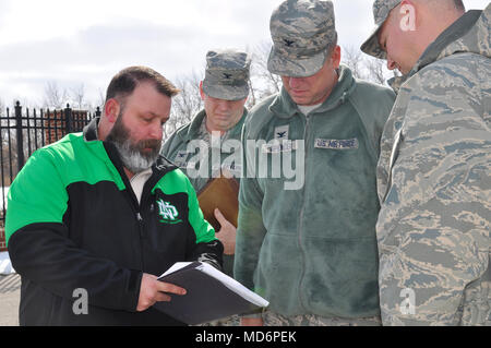 Jason Perkins, 319 Sicherheitskräfte Squadron Anti-Terror-Programm Manager (links), Bewertungen security upgrade Informationen mit 319 Air Base Wing leader März 28, 2018, Grand Forks Air Force Base, N.D. Den letzten unerlaubte Einträge in anderen Basen, legte Befehlshaber auf Benachrichtigung gründliche Bewertungen der Installation Sicherheit Verfahren und mögliche Defizite in der Basis Schutz durchzuführen. "Ich bin in unsere Verteidiger, und unsere Sicherheit Protokolle bin zuversichtlich, aber es gibt immer Raum zu verbessern. Dies bot mir die Gelegenheit, einen Einblick, wie ich bessere Verteidiger ausstatten können ihre vitalen m durchführen zu nehmen Stockfoto