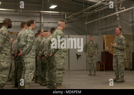 Kol. Benjamin L. Spencer, 319 Air Base Wing Commander (rechts), Slips Mitglied der 319 Sicherheitskräfte Squadron während Guard mount März 28, 2018, Grand Forks Air Force Base, N.D. Er und Chief Master Sgt. Brian Thomas, 319 ABW Befehl Chief, nutzten die Gelegenheit Verteidiger für ihren Einsatz und ihre Professionalität zu applaudieren, und erkannte die Herausforderungen beim Schutz der Flieger und ihre Familien. (U.S. Air Force Foto von Master Sgt. Amanda Callahan) Stockfoto