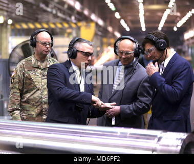 Leiter der Herstellung Johannes Zayhowski, zweiter von links, briefing Kongreßabgeordneten Paul Tonko und Sekretär der Armee Mark Esper, rechts. Arsenal Kommandant Oberst Joseph Morgen ist auf der linken Seite. Stockfoto