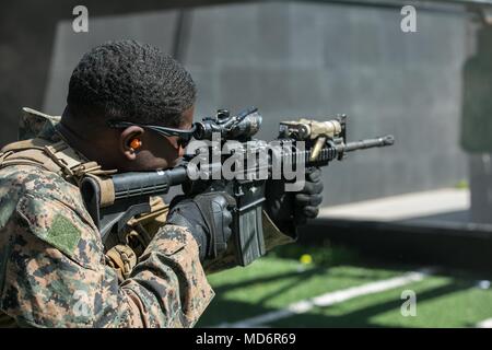 Ein US-Marine mit der maritimen Raid-Kraft (MRF), 26 Marine Expeditionary Unit (MEU), Brände eine M4A1 Carbine Gewehr bei einem Feuer auf der Marinebasis Souda Bay, Kreta, Griechenland, 16. März 2018. Die MRF durchgeführt, um die Waffen Kenntnisse während der Bereitstellung zu erhalten. (U.S. Marine Corps Foto von Cpl. Jered T. Stein/Freigegeben) Stockfoto