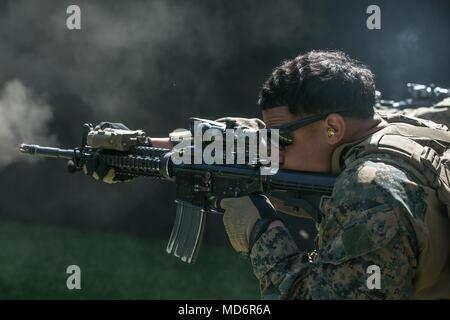 Ein US-Marine mit der maritimen Raid-Kraft (MRF), 26 Marine Expeditionary Unit (MEU), Brände eine M4A1 Carbine Gewehr bei einem Feuer auf der Marinebasis Souda Bay, Kreta, Griechenland, 16. März 2018. Die MRF durchgeführt, um die Waffen Kenntnisse während der Bereitstellung zu erhalten. (U.S. Marine Corps Foto von Cpl. Jered T. Stein/Freigegeben) Stockfoto