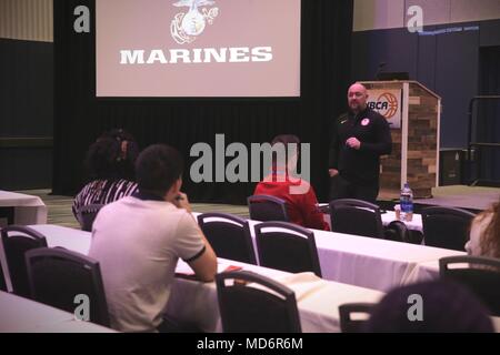 COLUMBUS, Ohio - pensionierter Marine Lieutenant Colonel und Eis des US-olympischen Männer Hockey Trainer Sean Braziel spricht über Ethik zu den Trainern an der Ethik und Integrität Marine Corps Workshop während der 2018 Women's Basketball Coaches Association (WBCA) Übereinkommen, an der Greater Columbus Convention Center, Columbus, Ohio, am 30. März. Marines an der WBCA mit Frauen aller Erfahrungsstufen zu engagieren und sie über die Möglichkeiten innerhalb der Korps informieren. Dieses Jahr, das Marine Corps feiert 100 Jahre seit Frauen zuerst das Korps, ein Jubiläum verbunden, die für den Fortschritt des Wom gefeiert. Stockfoto