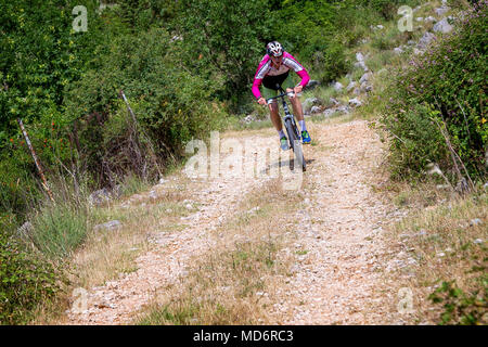 Biker Fahrt auf einer Landstraße bei Za Sirac Sira, Downhill Rennen in Sarajevo, Bosnien und Herzegowina. Stockfoto