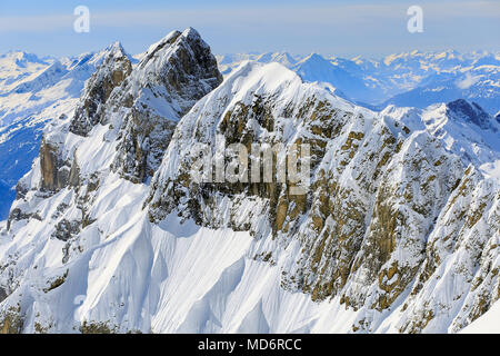 Ein Winter Blick vom Mt. Titlis in der Schweiz. Der Titlis ist ein Berg, an der Grenze der Kantone Obwalden und Bern, es i Stockfoto