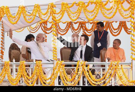 Indische Ministerpräsident Narendra Modi, Links, und der französische Präsident Emmanuel Längestrich, Mitte, Welle während einer Tour mit dem Boot des Ganges und die ghats am 12. März 2018 in Varanasi, Uttar Pradesh, Indien. Der Chief Minister von Uttar Pradesh, Yogi Adityanath Uhren von rechts. Stockfoto