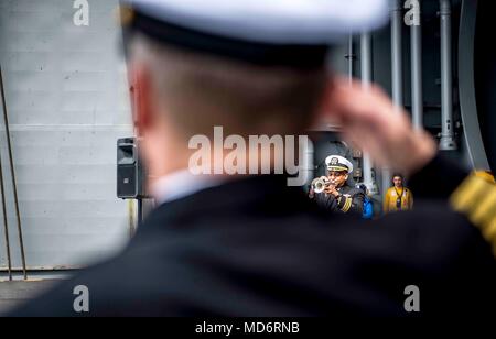 180331-N-SJ 730-0148 ATLANTIK (31. März 2018) Kapitän Sean Bailey, kommandierender Offizier der Flugzeugträger USS George H.W. Bush (CVN 77), macht ehren als Cmdr. John Logan, ein Marine Kaplan, führt die Hähne während einer Bestattung auf See Zeremonie. Das Schiff ist im Gange, die Erhaltung übungen Träger bereit zu halten. (U.S. Marine Foto von Mass Communication Specialist 2. Klasse Hank Gettys) Stockfoto