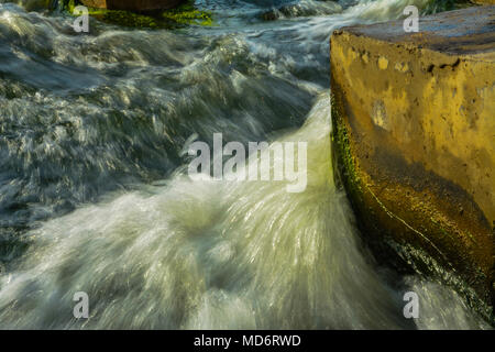 Seidig glatte Wasserdurchfluss Stockfoto