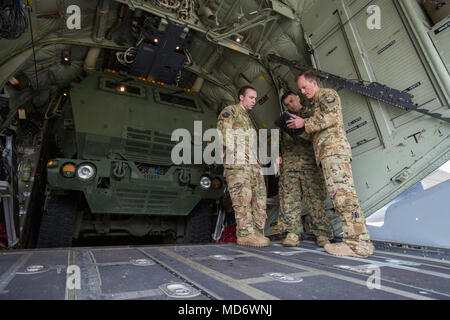 Air Force Piloten, Kapitän Justin Burrier (links) und Kapitän Jakob Wiseman (rechts), 9 Special Operations Squadron, diskutieren Flugpläne mit Marine Corps Gunnery Sgt. Paul Hendee (Center), Artillerie Operations Chief mit Kilo. Akku, 2. Bataillon, 14 Marine Regiment, am Fort Campbell, Ky., 29. März 2018. Marines von Kilo Batterie verwendet eine Luftwaffe MC-130 auf Dugway Proving Ground in Utah zu einem Live-fire raid-Verhalten, das Fliegen von Fort Campbell, auf Dugway. Dort entladen und feuerte vier HIMARS Raketen, die eine einzigartige Fähigkeit, die kommandeure geben mehr Optionen zu behandeln Stockfoto