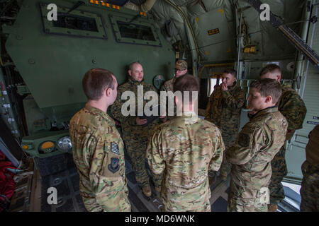 Flieger vom 9 Special Operations Squadron und Marines von Kilo. Akku, 2. Bataillon, 14 Marine Regiment, diskutieren Flugpläne am Fort Campbell, Ky., 29. März 2018. Marines von Kilo Batterie verwendet eine Luftwaffe MC-130 auf Dugway Proving Ground in Utah zu einem Live-fire raid-Verhalten, das Fliegen von Fort Campbell, auf Dugway. Dort entladen und feuerte vier HIMARS Raketen, die eine einzigartige Fähigkeit, die kommandeure mehr Optionen mit Bedrohungen zu begegnen, wenn die anderen Optionen nicht angemessen sind. (Marine Corps Foto von Lance Cpl. Niles Lee) Stockfoto