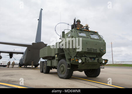 Marine Corps Sgt. Jeffery Hale, ein Launcher Chief mit Kilo. Akku, 2. Bataillon, 14 Marine Regiment, fügt ein M240 Maschinengewehr auf eine M142 High Mobility Artillery Rocket System (HIMARS), nachdem er von einem Air Force MC-130 am Fort Campbell, Ky., 29. März 2018 geladen. Marines von Kilo Batterie flogen von Fort Campbell, auf Dugway Proving Grounds, Utah, wo sie entladen und feuerte vier HIMARS Raketen, die eine einzigartige Fähigkeit, die kommandeure mehr Optionen mit Bedrohungen zu begegnen, wenn die anderen Optionen nicht angemessen sind. (Marine Corps Foto von Lance Cpl. Niles Le Stockfoto