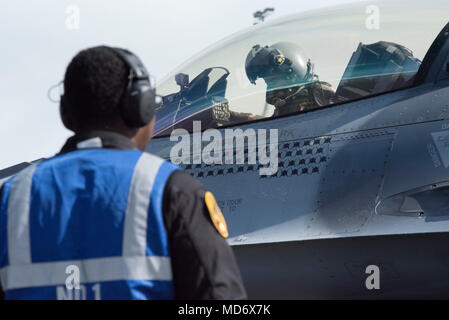 Tech. Sgt. Byron Cole, 14 Aircraft Maintenance Unit Crew Chief, der streckenposten Kapitän Jakob Impellizzeri, 14 Fighter Squadron F-16 Pilot am Internationalen Flughafen Christchurch, Neuseeland, 28. März 2018. Us-Streitkräfte beteiligen sich an Warbirds über Wanaka (WOW) Airshow 2018 militärisch zu stärken-zu-militärischen Beziehungen mit unseren Neuseeland Partner bei gleichzeitiger Förderung der Beziehungen mit Partnern in der indopazifischen Region. Antenne Veranstaltungen wie WOW Airshow 18 Stellen in den USA die Möglichkeit, ihre internationalen Partnerschaften und militärische Stärkung der militärischen Beziehungen mit Verbündeten und Partnern in t Stockfoto